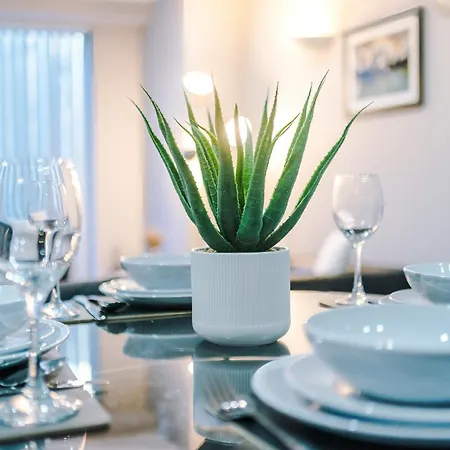 Gorgeous 2-bedroom Flat With Ensuite - Centre Apartment *