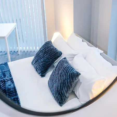 Gorgeous 2-bedroom Flat With Ensuite - Centre *