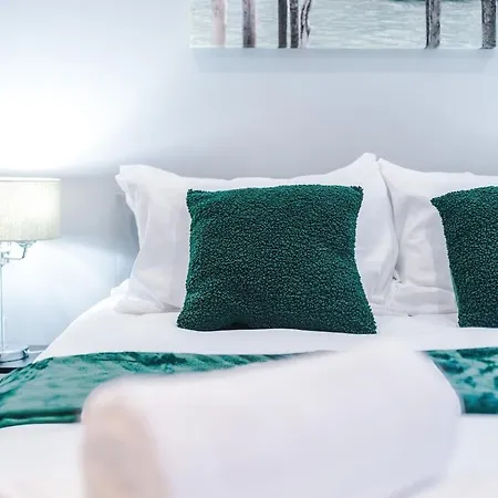 Gorgeous 2-bedroom Flat With Ensuite - Centre