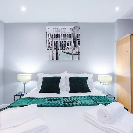 Gorgeous 2-bedroom Flat With Ensuite - Centre Apartment *