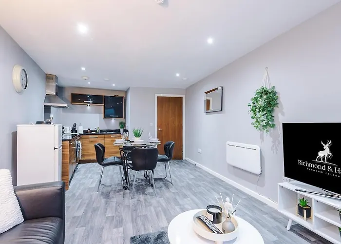 Gorgeous 2-bedroom Flat With Ensuite - Centre Apartment *