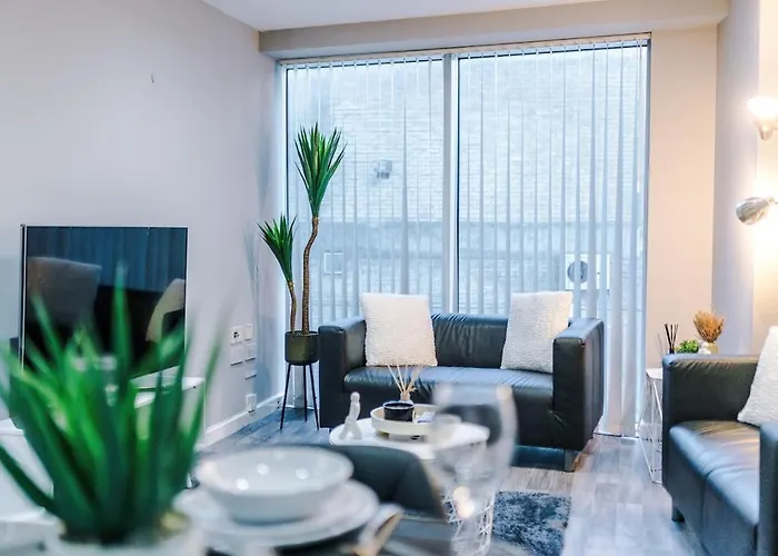 Gorgeous 2-bedroom Flat With Ensuite - Centre Apartment *