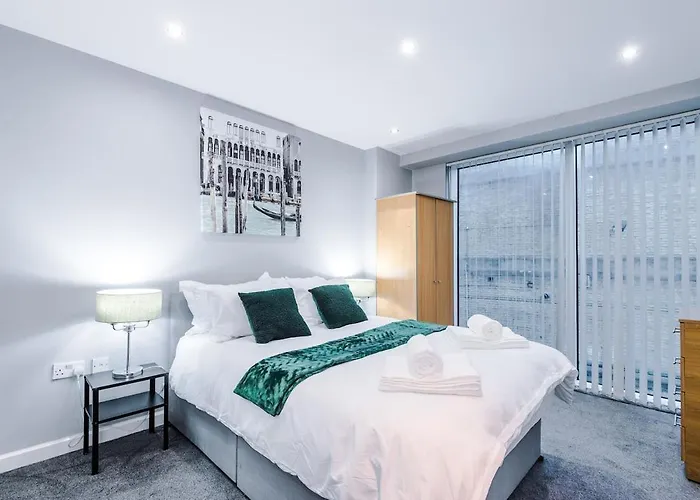 Gorgeous 2-bedroom Flat With Ensuite - Centre *