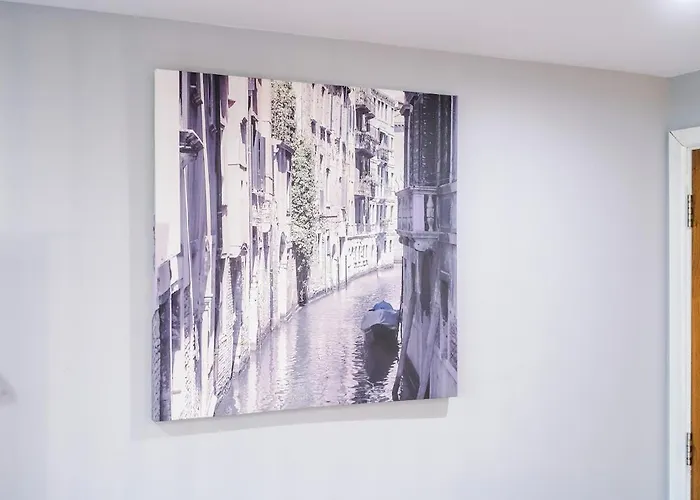 Gorgeous 2-bedroom Flat With Ensuite - Centre Apartment *