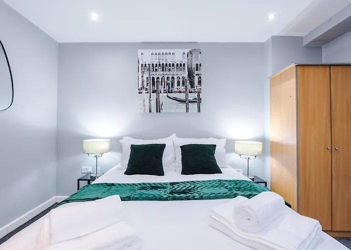 Gorgeous 2-bedroom Flat With Ensuite - Centre Apartment *