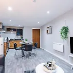 Gorgeous 2-bedroom Flat With Ensuite - Centre Apartment *