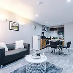Apartment Gorgeous 2-bedroom Flat With Ensuite - Centre *