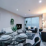 Apartment Gorgeous 2-bedroom Flat With Ensuite - Centre *