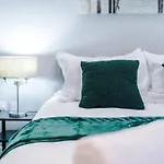 Apartment Gorgeous 2-bedroom Flat With Ensuite - Centre